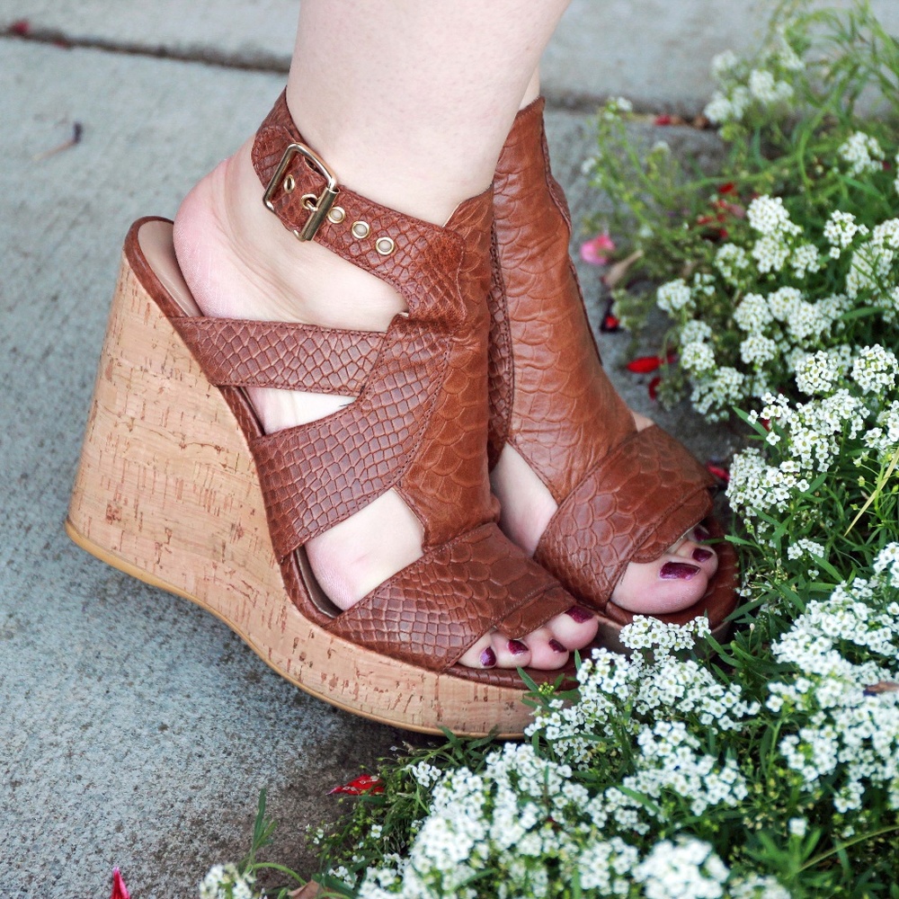 Stuart Weitzman Safety Wedge in Toffee Brown Snake Print Sz 10
